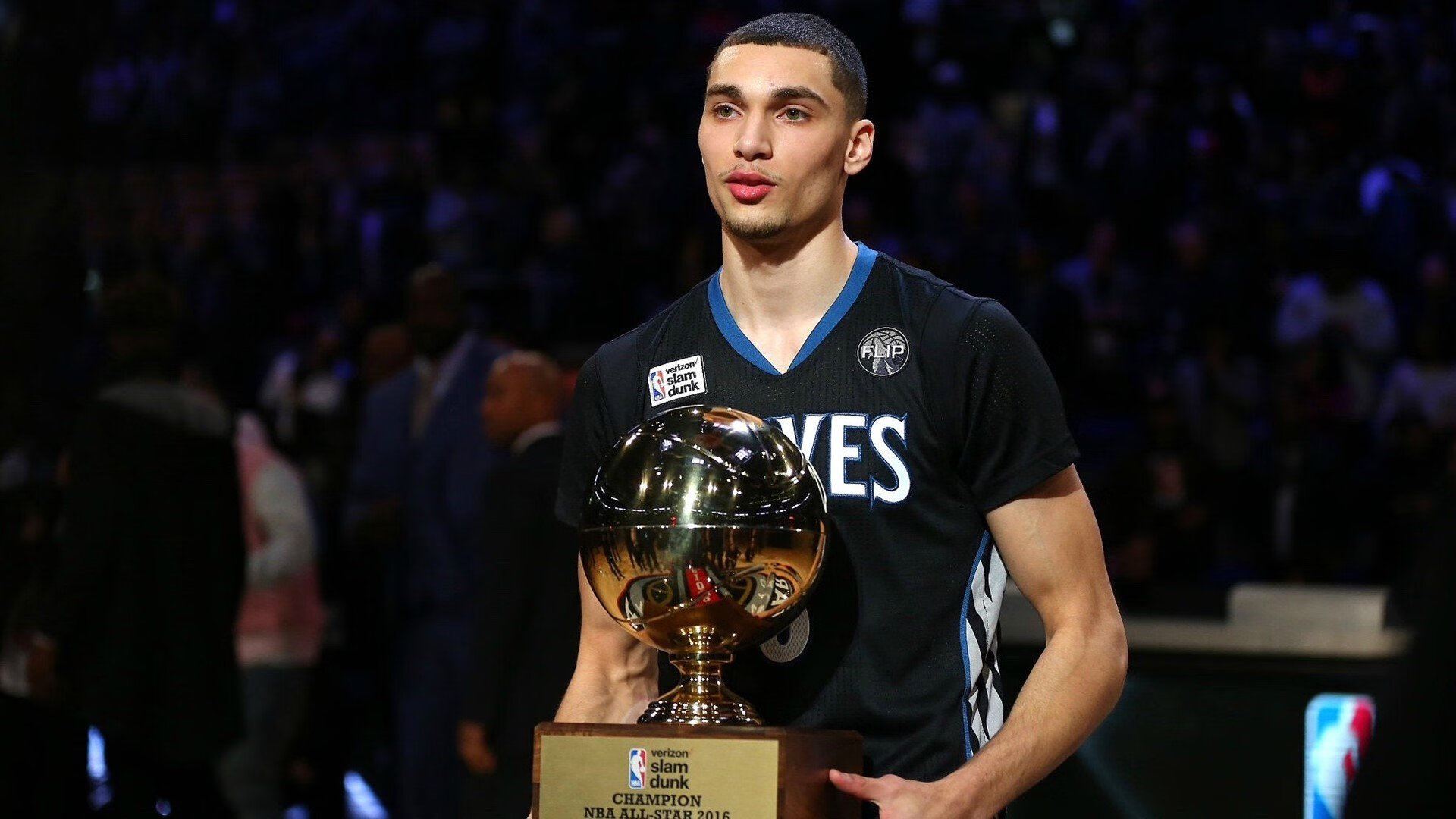 花式表演：赛场上的酷炫篮球技能，花式篮球表演队